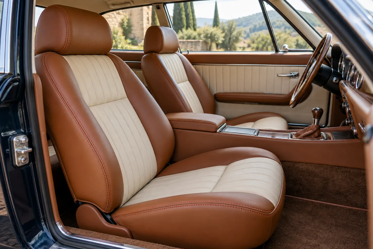 Neu bezogene Autositze und Fahrzeuginterieur