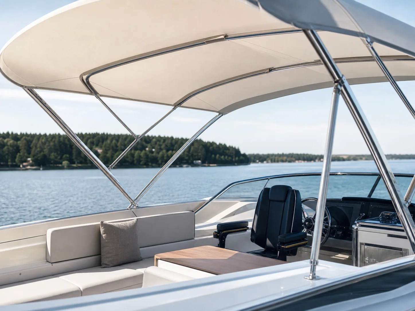 Segelyacht mit separatem Bimini und Sprayhood
