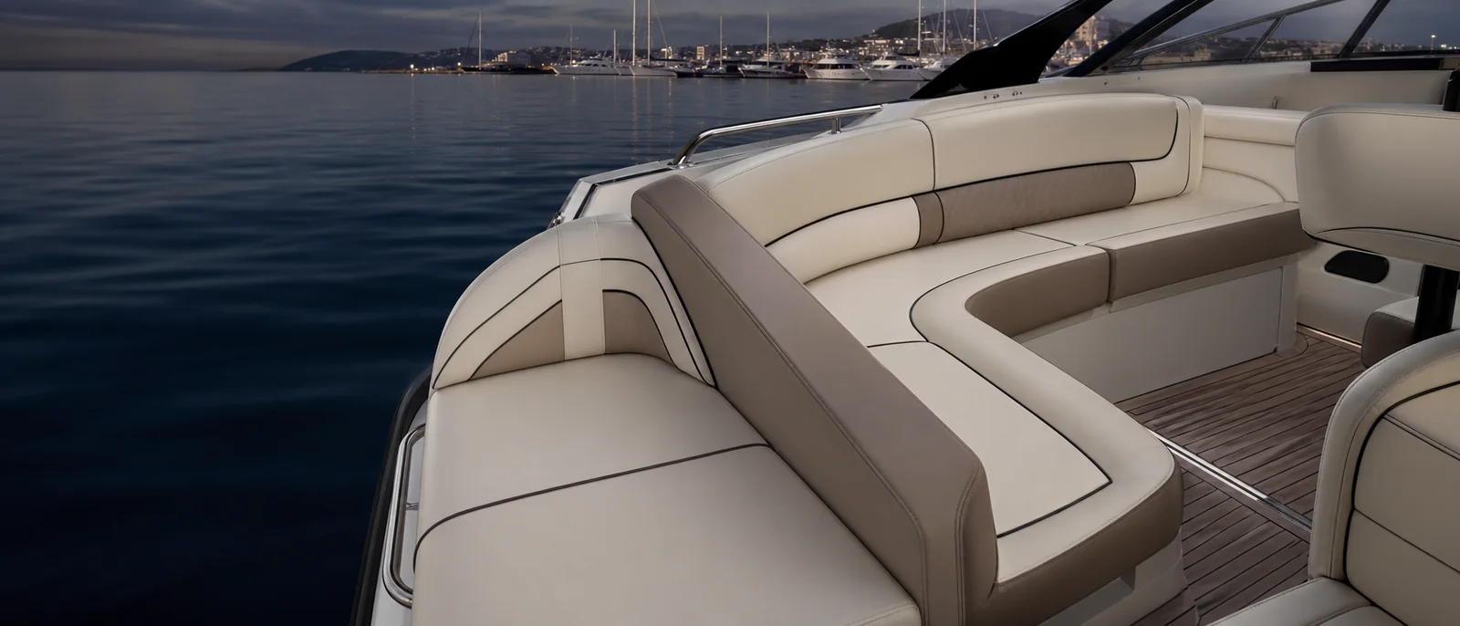 Helle maßgefertigte Polster in einem Yachtcockpit