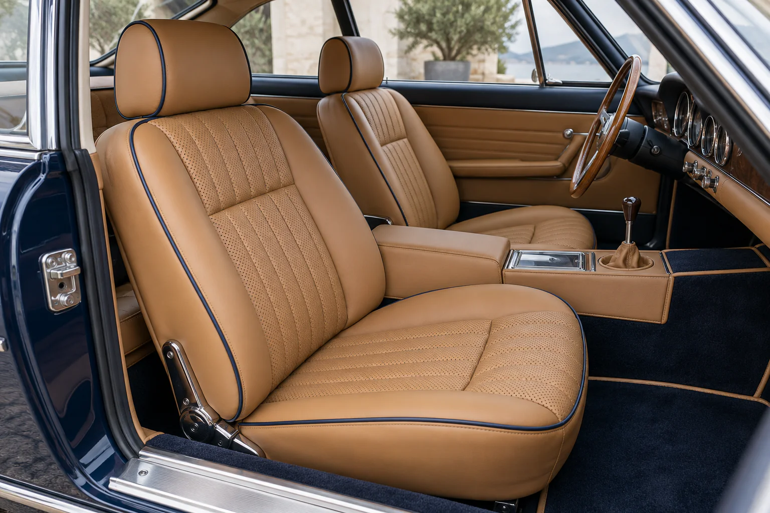 Hochwertig aufgearbeitetes Fahrzeuginterieur mit Ledersitzen